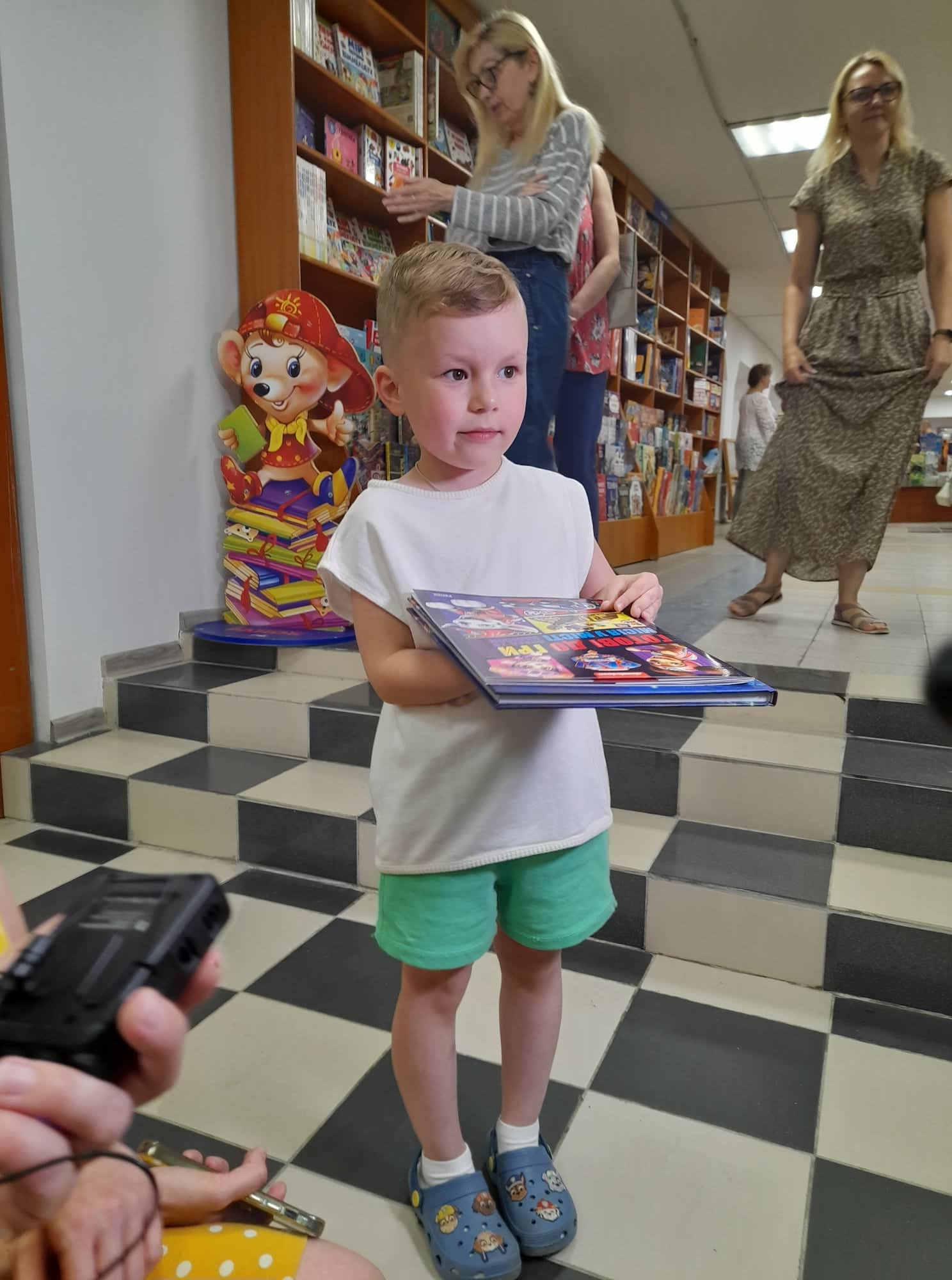 4-річний Сашко теж вийшов з магазину з українською книжечкою